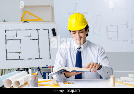 Giovane architetto bello di lavorare sul progetto Foto Stock