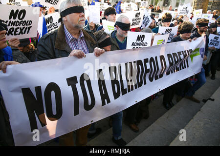 Blind piegato manifestanti hanno visto tenendo un banner durante la protesta. Centinaia di voto popolare sostenitori indossavano blindfolds presso la piazza del Parlamento in vista del dibattito in Aula di Commons protestando che la trattativa Brexit fornirebbe alcuna chiarezza e nessuna chiusura del Regno Unito circa le future relazioni con l'Europa. Foto Stock