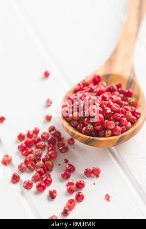 Essiccato peppe rosa in cucchiaio di legno. Foto Stock