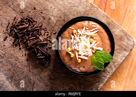 Concetto di cibo in casa francese mousse di cioccolato, mousse au chocolat in tazza di ceramica con spazio di copia Foto Stock