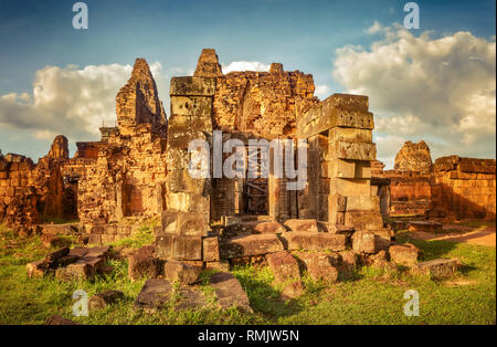 Pre Rup tempio di Angkor al tramonto. Siem Reap. Cambogia. Panorama Foto Stock