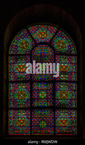 Parigi, Francia - 22 Gennaio 2015: ornano le finestre di vetro macchiate in una delle chiese più antiche di Parigi, Francia Eglise de Saint Germain des Pres Foto Stock