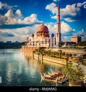 Putrajaya skyline. Barche in primo piano. Fantastica vista della Moschea di Putra al tramonto Foto Stock