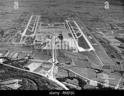 Vista del cantiere di costruzione del grande aeroporto di Monaco di Baviera II di Erdinger Moos. Circa tre anni e mezzo prima del completamento, la struttura dell'aeroporto possono essere già stati identificati. Foto Stock