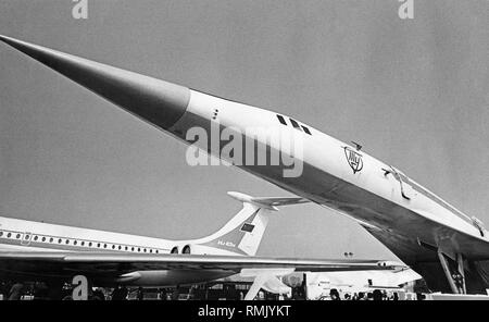 Supersonico sovietico degli aerei di passeggeri Tupolev Tu-144 durante il tedesco air show presso l'aeroporto di Hannover-Langenhagen. Il Tu-144 è stato il primo aereo supersonico in tutto il mondo. Foto Stock