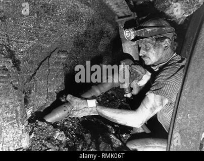 Un minatore di estrazione del carbone a mano con un martello pneumatico nel Friedrich-Heinrich colliery in Kamp-Lintfort. Foto Stock