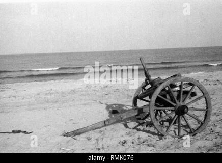 La barra di traino di un carro a sinistra dietro sulla Vistola Laguna sulle rive della baia di Gdansk. All'inizio di febbraio 1945, i rifugiati cercano di fuggire attraverso il ghiaccio della Vistola Laguna per la Vistola sputare per raggiungere la costa del Mar Baltico di Danzica. La foto è stata scattata da Theodor Vonolfen, un soldato di una unità della Luftwaffe, distribuito a quel tempo. Foto Stock