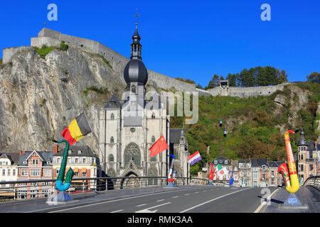 Vista panoramica di tutta la cittadella e il XIII secolo la gotica Chiesa Collegiata di Nostra Signora di Dinant, Belgio Foto Stock