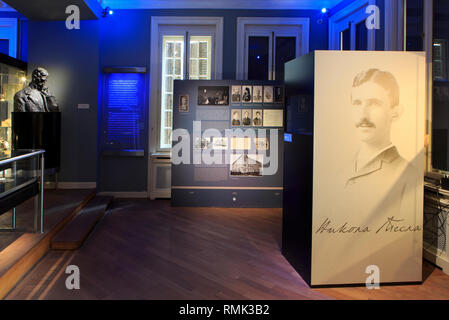 Statua e oggetti personali dell'inventore e ingegnere elettrico Nikola Tesla (1856-1943) a Nikola Tesla Museum di Belgrado, Serbia Foto Stock