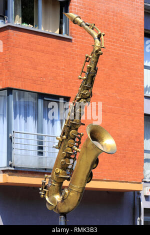 Close-up di un gigante di sassofono nella città di Dinant, Belgio dove questo strumento musicale è stato inventato da Adolphe Sax nel 1840s Foto Stock