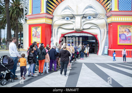 MELBOURNE - Sep 30 2018: persone in attesa in linea al Luna Park ingresso in St. Kilda Foto Stock