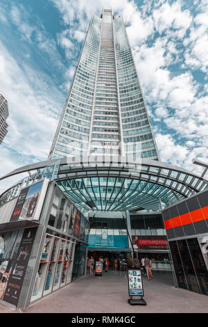 Gold Coast, Australia - 6 Gennaio 2019: ingresso al Q1 edificio in Surfers Paradise. Attesa di persone in fila per acquistare i biglietti per il banco di osservazione Foto Stock