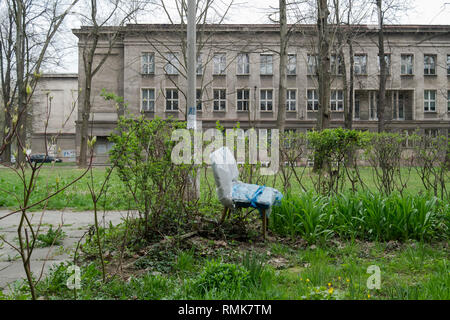 Una vista di vecchi caseggiati e panorami di Nowa Huta, un socialista pianificata nella città di Cracovia in Polonia. Foto Stock