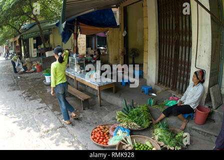 Venditore vegetali, Donna vendita di verdure su street, Hanoi, Vietnam Foto Stock