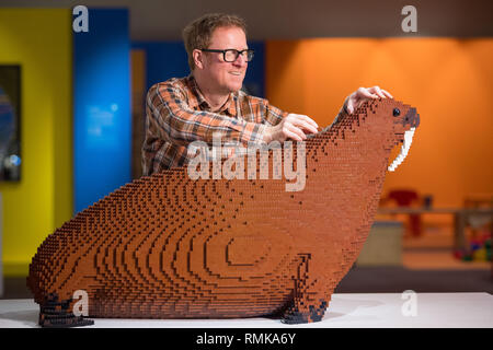 Il tecnico Alistair MacKillop con un mattone Lego modello dell'Horniman Museum la famosa 'morbidissima trichechi", fatta di oltre diecimila mattoncini Lego, parte del " Brick Wonders' Exhibition, che si apre al Horniman Museum, nel sud di Londra nel febbraio 16th. Foto Stock