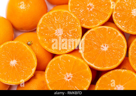Vista superiore del taglio rotondo fette di ripe succosa organici di mandarini arance su uno sfondo bianco. Vitamine uno stile di vita sano vegan super foods concetto. Foto Stock