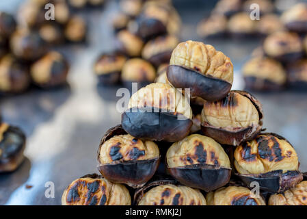 Vista ravvicinata di castagne cotte in corrispondenza di un supporto per la vendita a street Foto Stock