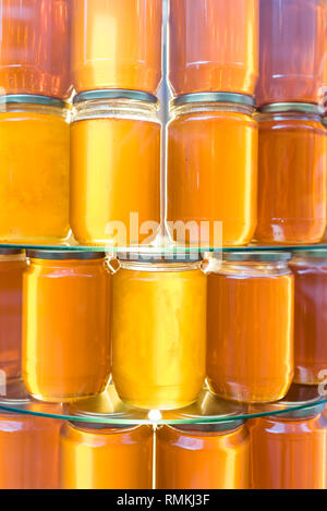 I vasetti con fatti in casa miele biologico.Vari barattoli di miele sono venduti in stallo. Foto Stock