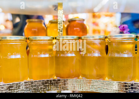 I vasetti con fatti in casa miele biologico.Vari barattoli di miele sono venduti in stallo. Foto Stock