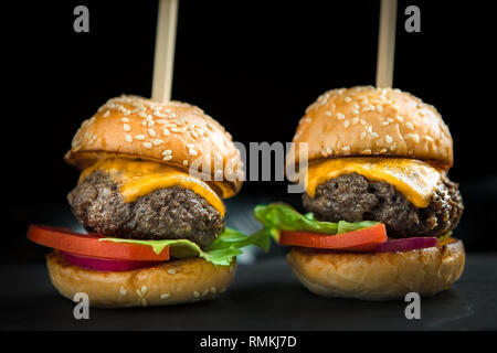 Due mini cheeseburger Foto Stock