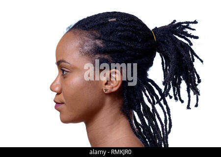 Profilo di headshot di carnagione scura donna contro uno sfondo bianco Foto Stock