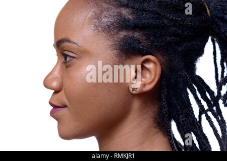 Profilo di headshot di carnagione scura donna contro uno sfondo bianco, vista ravvicinata Foto Stock