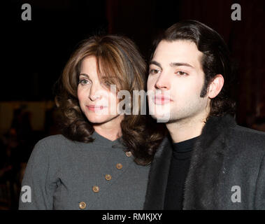 New York, NY - 11 Febbraio 2019: Stephanie Seymour, Peter Brant Jr. frequentare Dennis Basso collezione autunno/inverno la pista durante la settimana della moda di New York a Cipriani 42nd Street Foto Stock