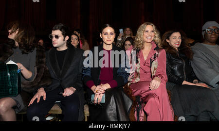 New York, NY - 11 Febbraio 2019: Stephanie Seymour, Peter Brant Jr., Olivia Palermo, Jennifer ortiche, Michelle Gomez, J. Alexander frequentare Dennis Basso collezione autunno/inverno la pista durante la settimana della moda di New York a Cipriani 42nd Street Foto Stock