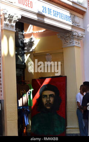 Havana Cuba - Che Guevara ritratto sul poster all'ingresso al museo del 28 settembre nel centro storico della città Foto Stock