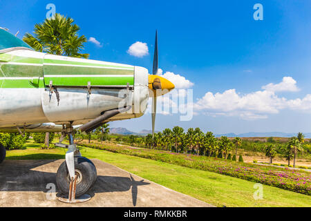 La colorata Vecchia aeroplano a parco con gree tree e cielo blu sullo sfondo. Copia di sfondo spazio Foto Stock