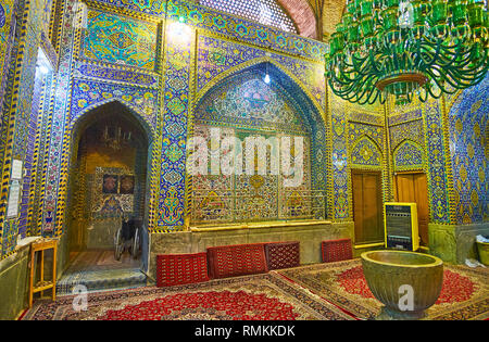 ISFAHAN, IRAN - 21 ottobre 2017: Interno della pittoresca Mohammad Bagher Shafti Mausoleo, situato in Seyed moschea, il 21 ottobre a Isfahan. Foto Stock