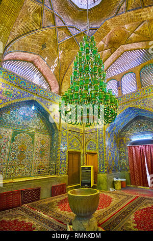 ISFAHAN, IRAN - 21 ottobre 2017: Mohammad Bagher Shafti Mausoleo di Seyed moschea è decorata con splendidi vintage verde lampadario di vetro, su Octo Foto Stock