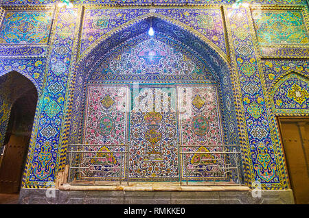 ISFAHAN, IRAN - 21 ottobre 2017: Il riccamente decorata con passaggio di entrata della moschea Seyed con piastrelle motivi persiani, nicchie arcuate e Islamic Call Foto Stock
