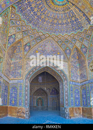 ISFAHAN, IRAN - 21 ottobre 2017: il portale ornato di Seyed moschea, che conduce alla sala da preghiera, con muqarnas, nicchie, pannelli ornamentali e traditio Foto Stock