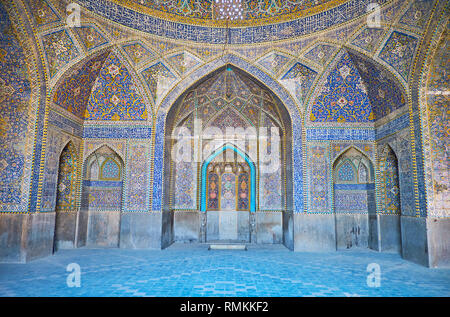 ISFAHAN, IRAN - 21 ottobre 2017: interni di riccamente decorate Seyed moschea con piastrelle di capolavoro, rilievo mihrab, decorata con muqarnas e luminose Foto Stock