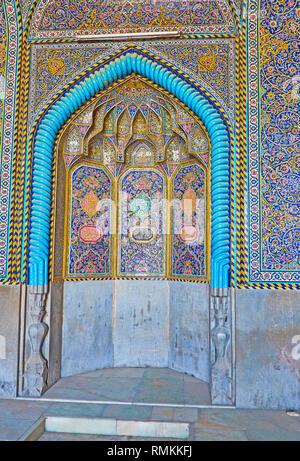 ISFAHAN, IRAN - 21 ottobre 2017: Il mihrab complessi di Seyed moschea con scolpito i dettagli di porcellana, muqarnas in arch e ricchi motivi floreali di smalto Foto Stock