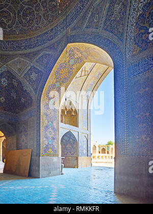 ISFAHAN, IRAN - 21 ottobre 2017: la sala da preghiera di Seyed moschea è collegato con il suo cortile (sahn) con grandi riccamente decorate arch, coperto wit Foto Stock