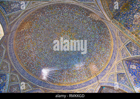 ISFAHAN, IRAN - 21 ottobre 2017: riccamente decorato la cupola della moschea Seyed con splendide piastrelle, modello di calligrafia coranica, muqarnas e schermate di Persiano, Foto Stock