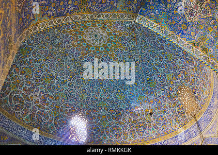 ISFAHAN, IRAN - 21 ottobre 2017: Godetevi la pittoresca cupola di Seyed moschea con scenic modelli islamici della piastrella vetrinata e schermate di Persiano, providin Foto Stock