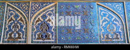 Dettagli decorativi del portale sud (iwan) della moschea Jameh con bella muratura in mattoni e piastrelle ornate, Isfahan, Iran. Foto Stock