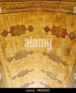 ISFAHAN, IRAN - 21 ottobre 2017: La scenic vault in North Hall della moschea Jameh con motivi scolpiti e calligrafia islamica, il 21 ottobre a Isfaha Foto Stock