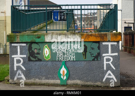 Esercito repubblicano irlandese (IRA) segno nel quartiere di Bogside a Derry. Il Bogside è una maggioranza cattolica/repubblicana irlandese area. Foto Stock