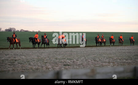 I cavalli e i loro cavalieri l esercizio lungo la collina di Warren galoppa in Newmarket Suffolk. Le corse di cavalli in Gran Bretagna riprenderanno domani a seguito di un 6 giorno Foto Stock