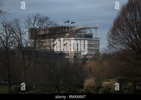 Visto da Ruskin Park a Lambeth Londra Sud, il Agusta-Westland AW-169 elicottero (G-KSSC) del Kent Air Ambulance solleva dall'eliporto di Kings College Hospital a Camberwell, il 11 febbraio 2019, a Londra, in Inghilterra. Foto Stock