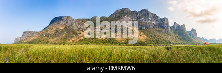 Lo splendido paesaggio di montagna con campo in erba e cielo blu sullo sfondo di gamma in Khao Sam Roi Yot National Park, Kui Buri distretto, Prachuap Khiri Kh Foto Stock