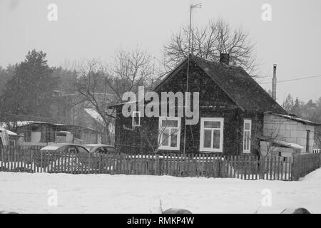 In stile retrò in legno casa scortese nella giornata invernale Foto Stock