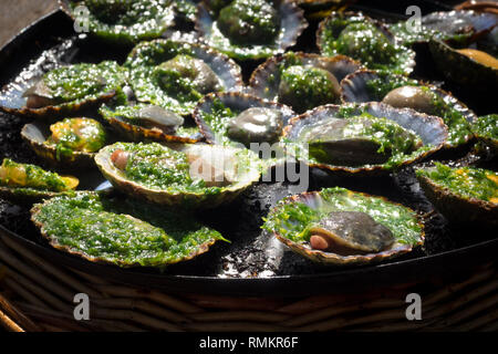 Grigliata di patelle con mojo verde, tipico avocado in Lanzarote, Isole Canarie Foto Stock