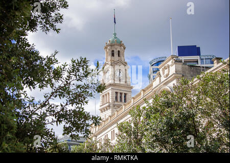 Auckland, Nuova Zelanda - Luglio 2018: il Municipio di Auckland, un edificio storico vista da Queen Street, Foto Stock