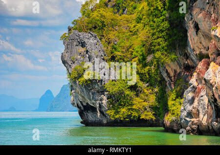 Colorate carsico calcareo sorge al di fuori del Mare delle Andamane, Phang Nga Bay (Ao Phang Nga National Park), nello stretto di Malacca. Foto Stock