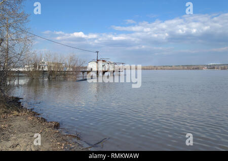 Piccola pompa-house sul fiume Ob utilizzato per dachas nelle vicinanze per ottenere acqua per le piante Foto Stock